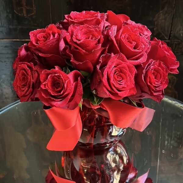 Rosas sobre pecera roja