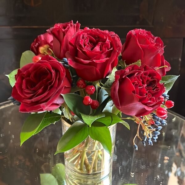 Rosas sobre vaso Ikebana