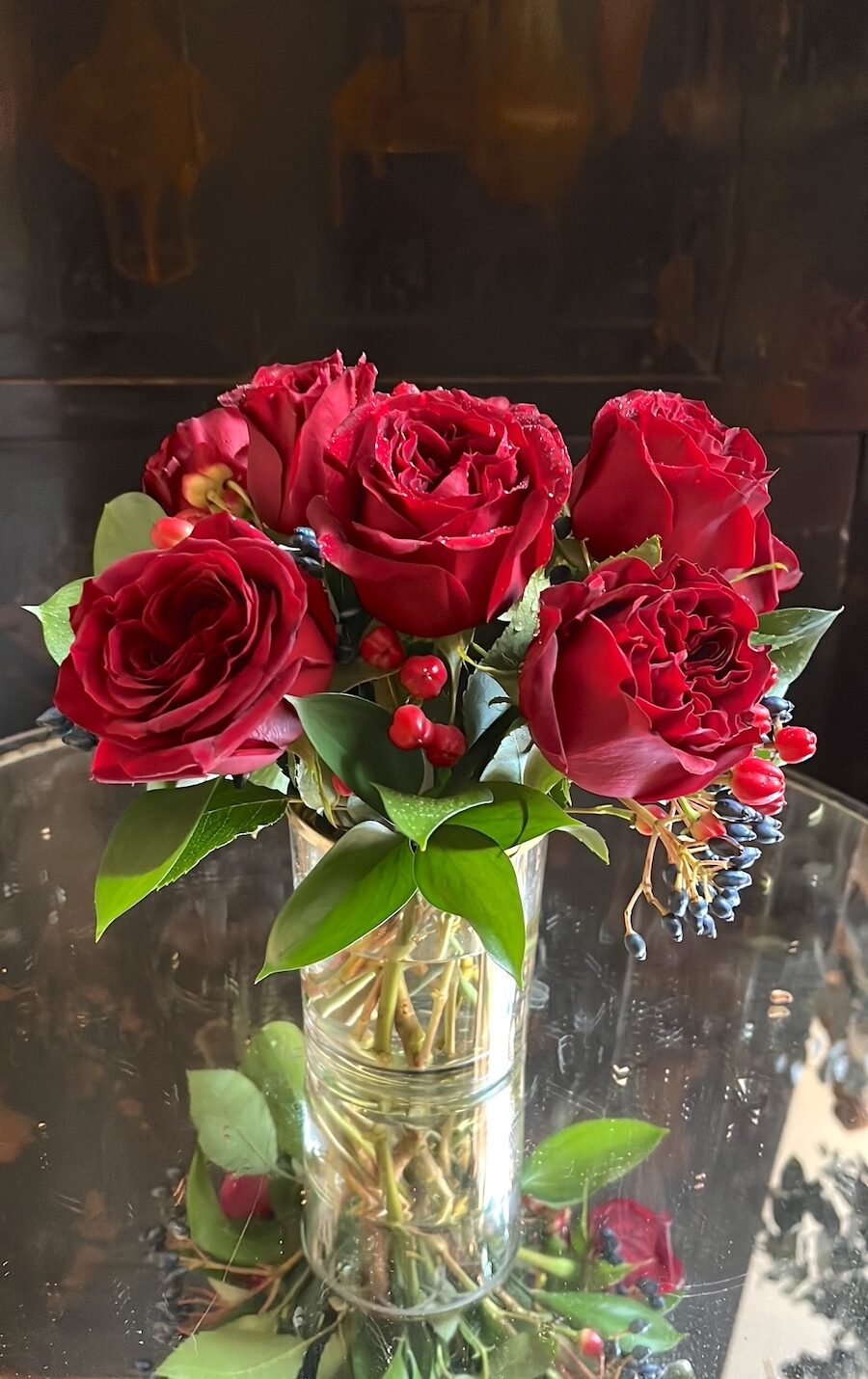 Rosas sobre vaso Ikebana